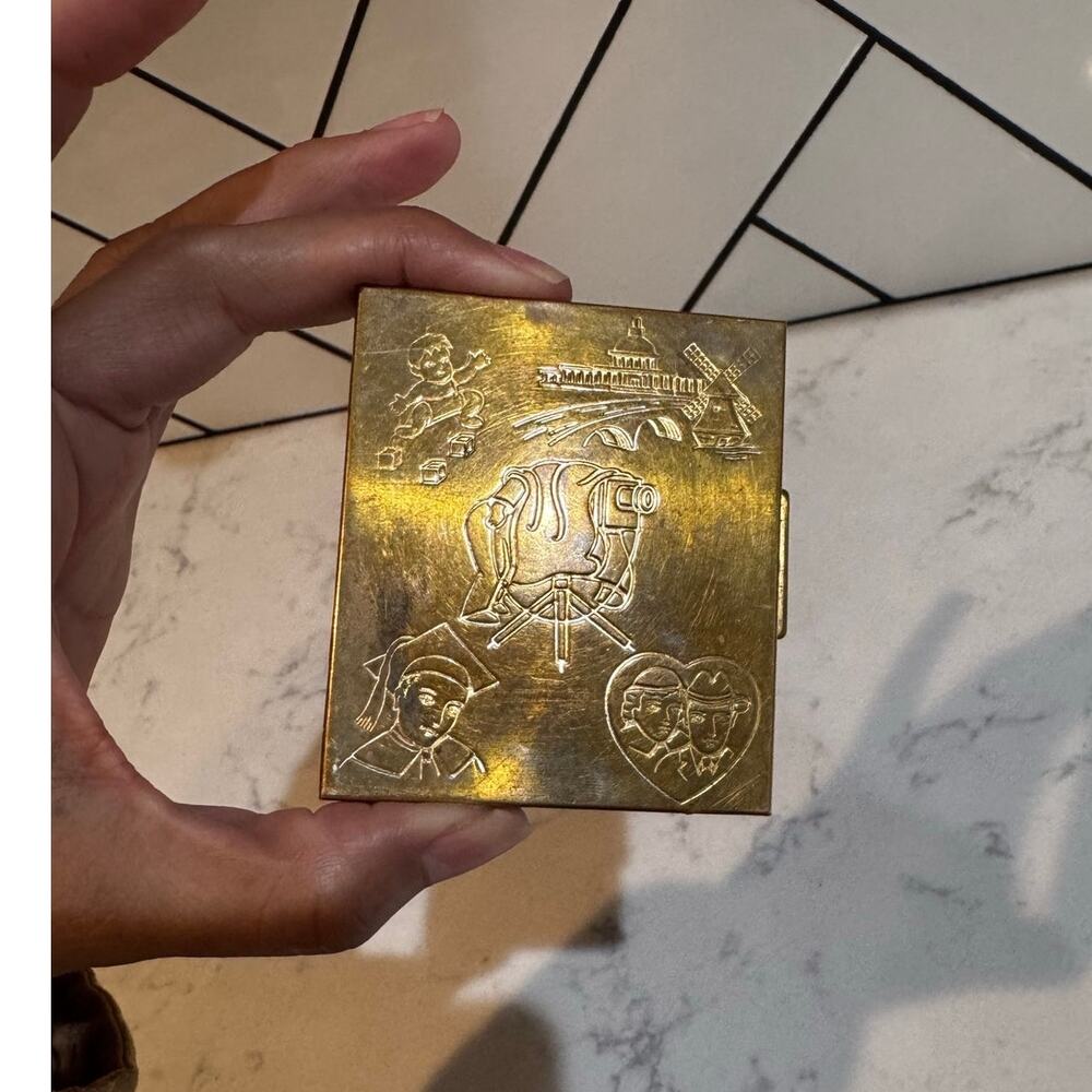 brass gold-tone metal compact picture holder case accordion vintagephoto album